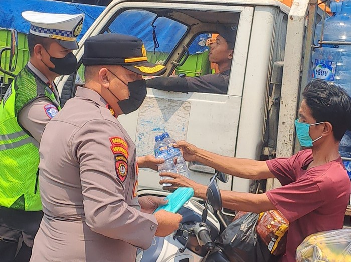 polres-serang-bagi-masker-ke-warga-dok-istimewa-1788774941493
