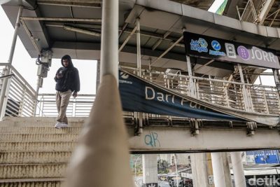 Bikin Lelah, Warga Harus Taklukkan 103 Tangga ke Halte JORR