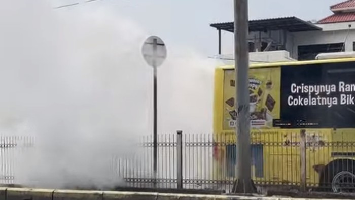 Bus TransJ Arah Pulo Gadung Keluarkan Asap Putih Tebal, Penumpang Dievakuasi