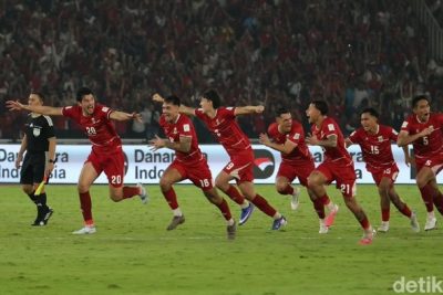 Prabowo dan Presiden FIFA Serahkan Trofi Juara ke Timnas Indonesia