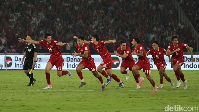 Prabowo dan Presiden FIFA Serahkan Trofi Juara ke Timnas Indonesia
