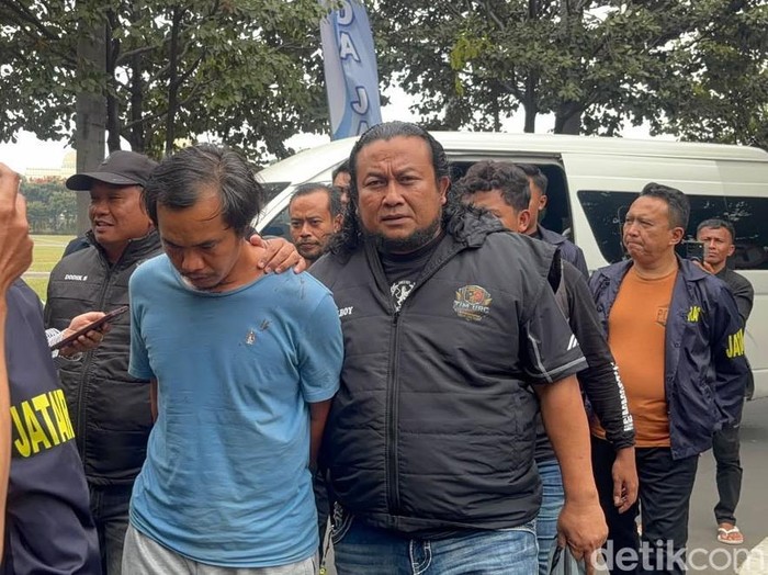 dwi-bagus-suami-siri-yang-bunuh-dini-dan-anaknya-saat-sampai-di-polda-jatim-1792989393603_43