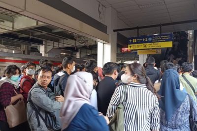 Eskalator Stasiun Duri Masih Diperbaiki, Penumpang KRL Antre Panjang