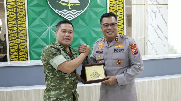 Perkuat Keamanan, Kapolda Riau Silaturahmi ke Pangdam Tuanku Tambusai