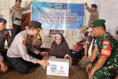 Kapolres Pelalawan Pimpin ‘Jalur’ Susur Sungai Bagikan Sembako ke Warga