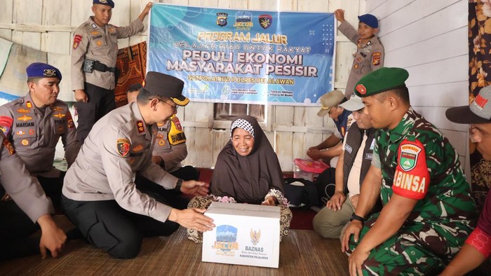 kapolres-pelalawan-akbp-ahmad-nur-ari-memimpin-jalur-sususr-sungai-memberikan-bansos-kepada-warga-pesisir-1791013313558_169