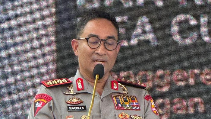Momen Kapolri Setop Pemaparan Rilis Lab Narkoba di Aceh Saat Azan dan Ikamah