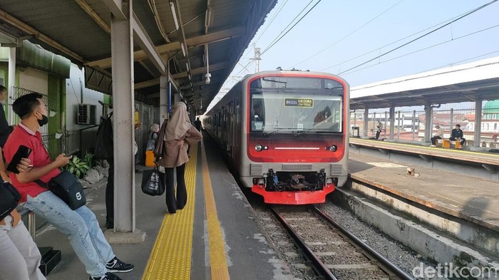 krl-baru-seri-cli-225-buatan-inka-resmi-beroperasi-per-selasa-1612-jabbar-ramdhanidetikcom-1766995985039_169