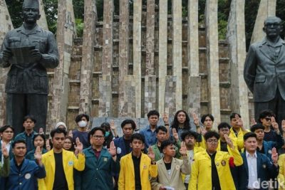 Potret Mahasiswa Gelar Mimbar Bebas di Tugu Proklamasi