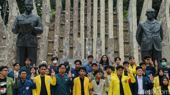 Potret Mahasiswa Gelar Mimbar Bebas di Tugu Proklamasi