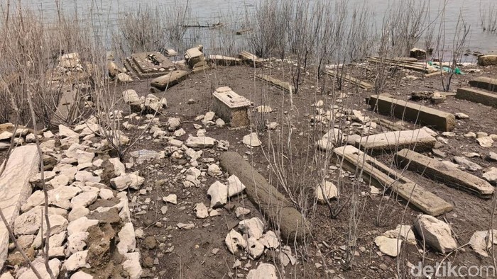 Waduk Gajah Mungkur di Wonogiri Mengering, Ratusan Makam Kuno Bermunculan