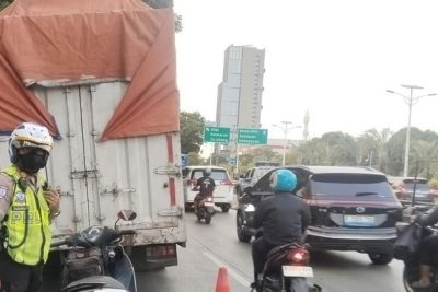 Mobil Box Alami Gangguan Ban, Jl Letjen S Parman Arah Slipi Macet