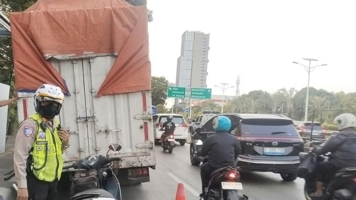 Mobil Box Alami Gangguan Ban, Jl Letjen S Parman Arah Slipi Macet