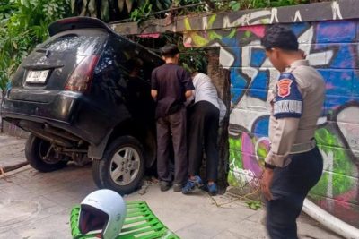 Tembok Pembatas Bandung Zoo Jebol Diseruduk Minibus