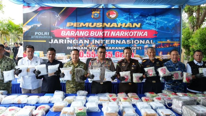 polda-riau-memusnahkan-10055-kilogram-narkotika-1793169683089_169