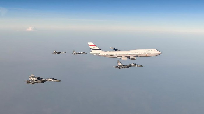 Pesawat Presiden Mesir Dikawal Sukhoi-Jet Tempur TNI AU saat Tiba di Jakarta