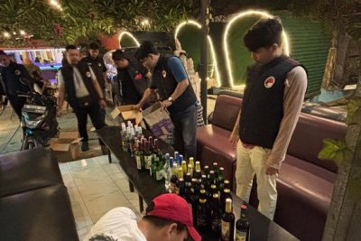 Polisi Sita 52 Botol Miras saat Razia Tempat Hiburan Malam di Serang