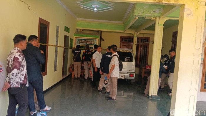 rumah-dwi-bagus-tkp-dugaan-pembunuhan-dini-dan-anaknya-oleh-dwi-yang-merupakan-suami-siri-dini-di-kota-madiun-1793003666544_169