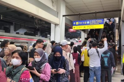 Tak Boleh Lagi ‘Lomba Cepet-cepetan’ di Eskalator Stasiun Duri