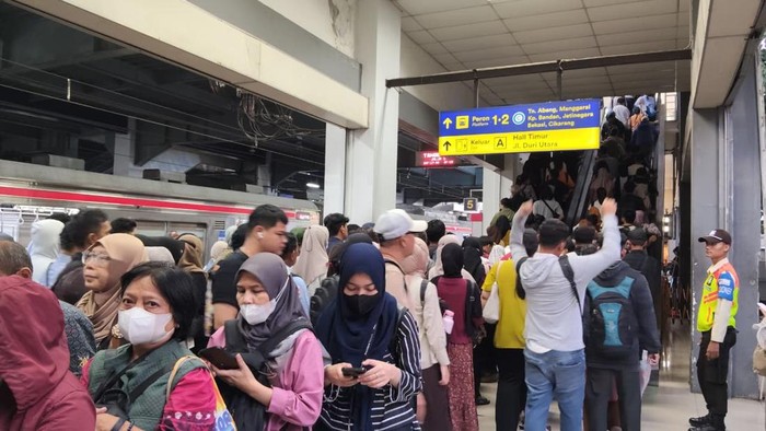 suasana-stasiun-duri-usai-ada-larangan-anker-berjalan-mendahului-di-eskalator-shonyadetikcom-1791976388792_169