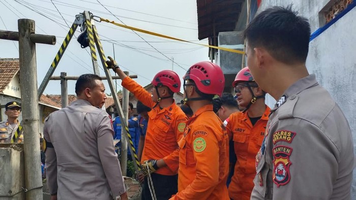 warga-serang-tercebut-sumur-dievakuasi-tim-sar-1793348534154_169
