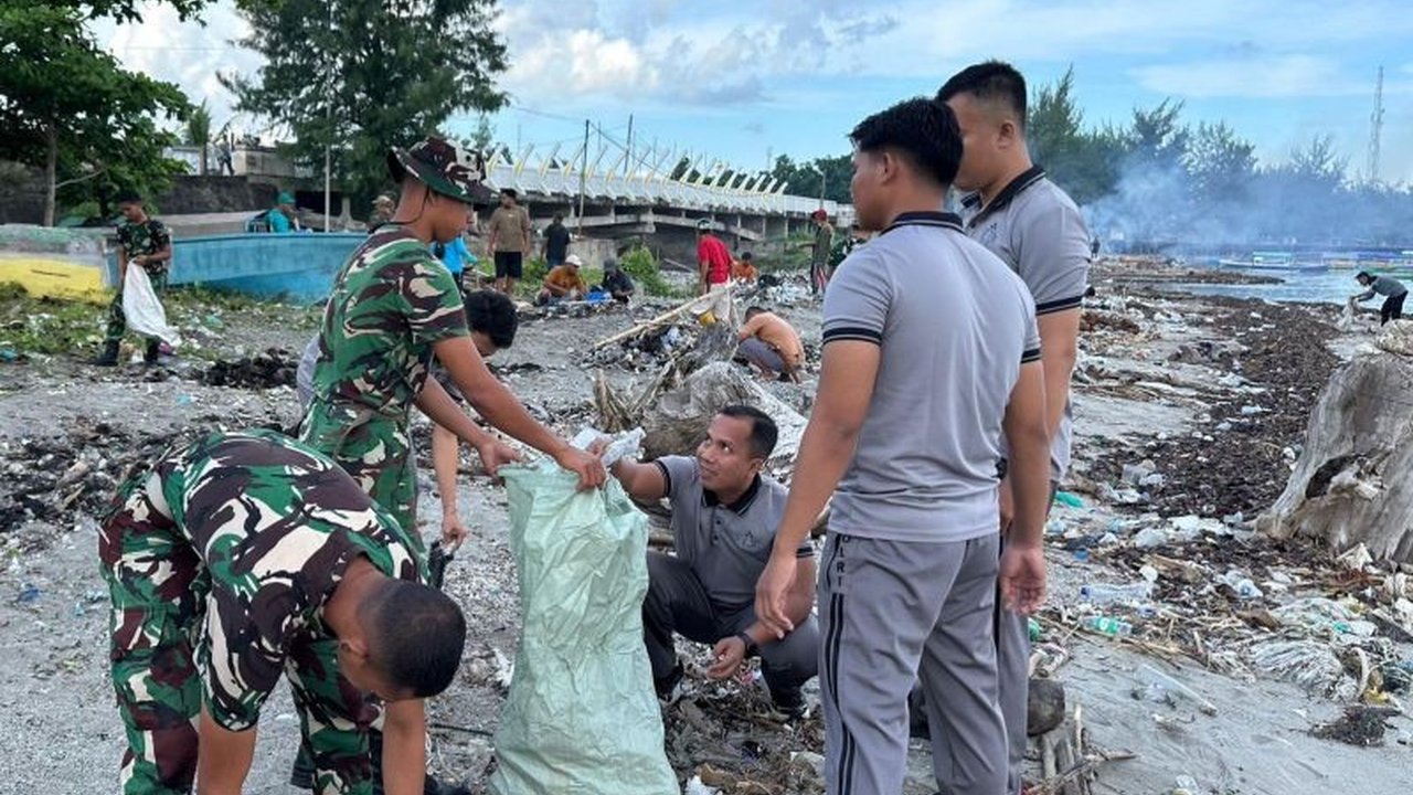 Sinergitas TNI Polri Selayar: Kolaborasi Bersih-Bersih Pesisir Pantai Benteng