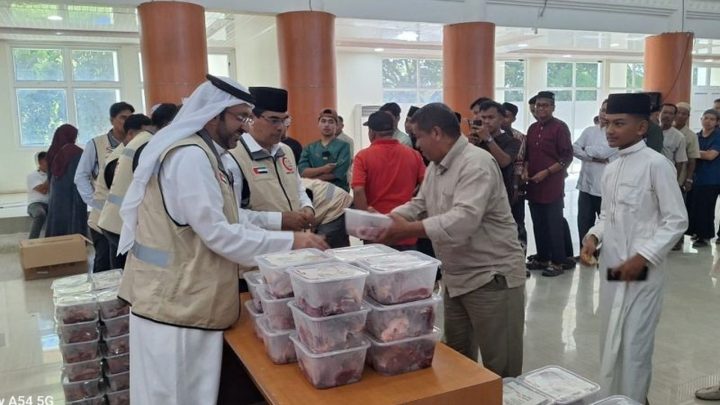 Latest Program: UIN Ar-Raniry dan UEA Salurkan 4.000 Paket Daging Kurban di Banda Aceh