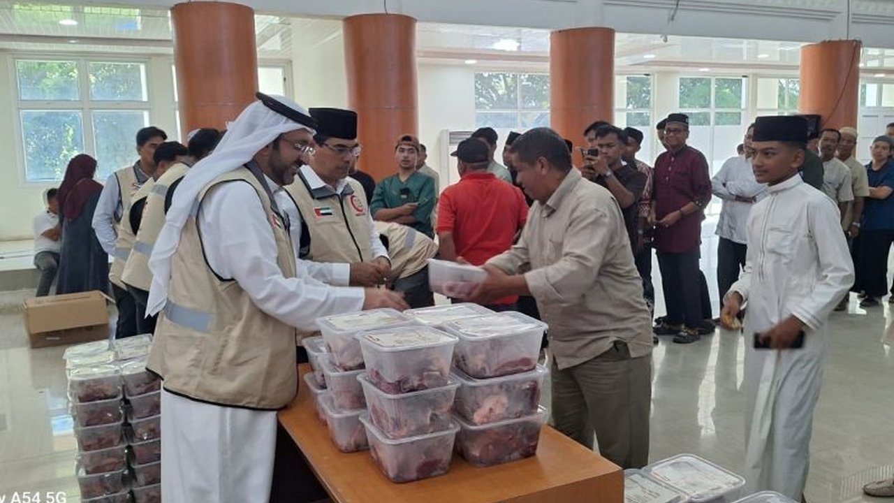 UIN Ar-Raniry dan UEA Salurkan 4.000 Paket Daging Kurban di Banda Aceh