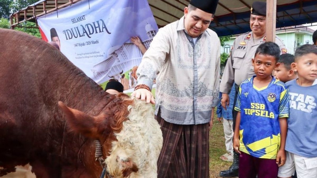 030044.348-bupati-bintan-serahkan-sapi-kurban-presiden-perkuat-kebersamaan-jelang-idul-adha-2026-1
