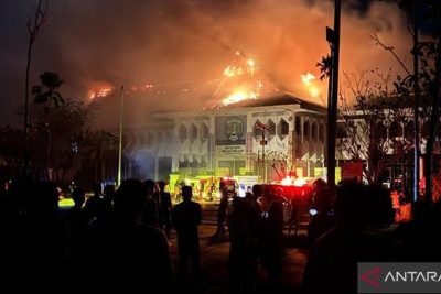 Kantor Bupati Bulungan Kebakaran Hebat – Petugas Damkar Terluka saat Jinakkan Api