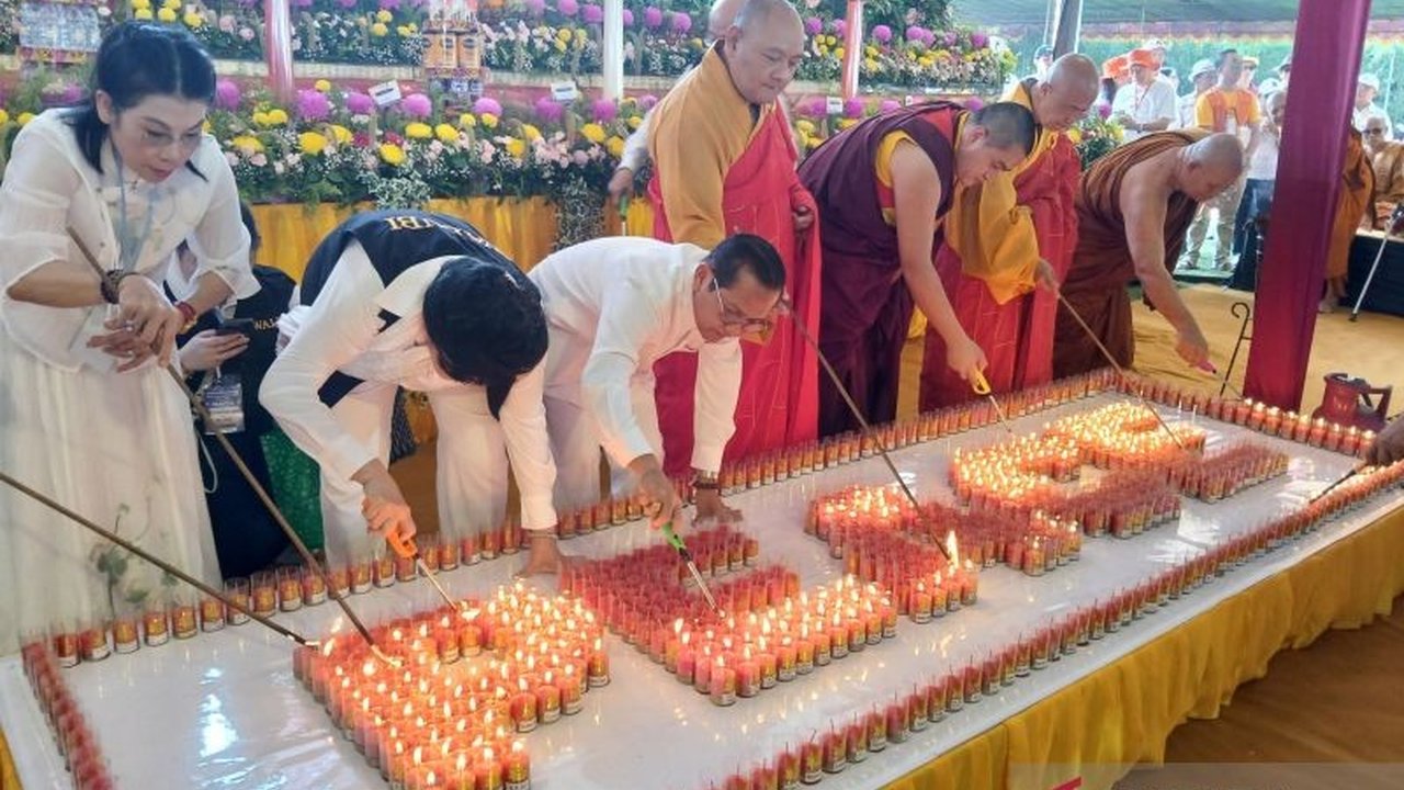 Cahaya Pelita Perdamaian Waisak 2026 Terangi Candi Mendut, Bawa Pesan Harmoni