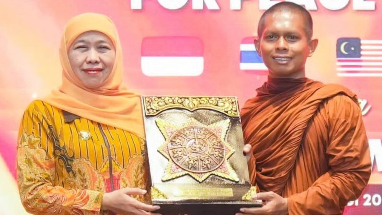 Khofifah Serukan Penguatan Persaudaraan Waisak 2026, Fondasi Perdamaian Dunia
