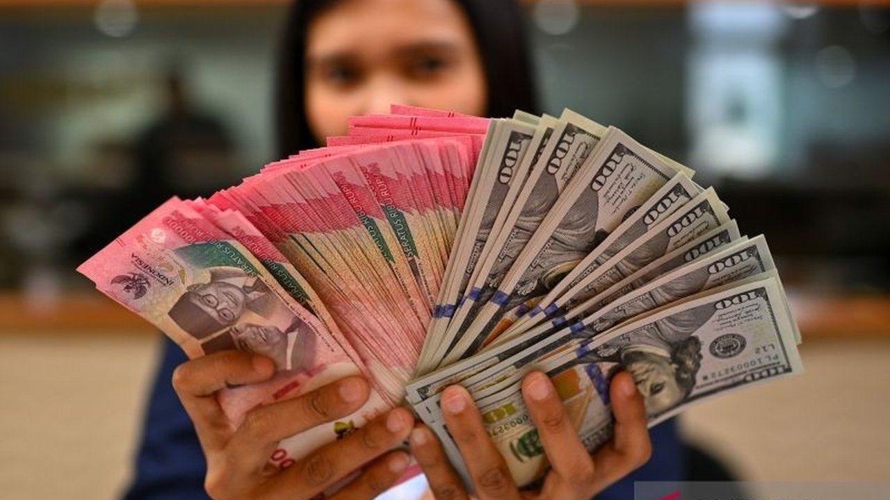 Pakar: Pelemahan Rupiah Picu Kenaikan Harga Bahan Baku Impor dan BBM Nonsubsidi