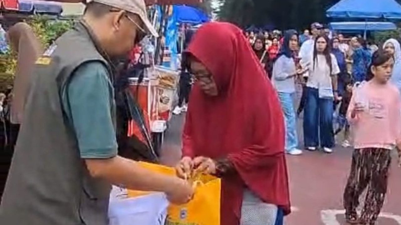 DLH Mataram Bagikan Eco Bag Gratis, Perkuat Larangan Plastik Sekali Pakai di Pasar Tradisional