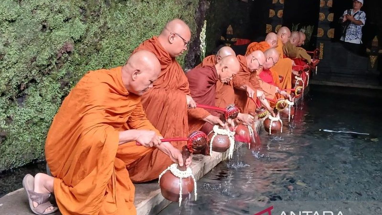 Puluhan Biksu Ambil Air Berkah Waisak di Umbul Jumprit Temanggung: Makna Kesucian Batin