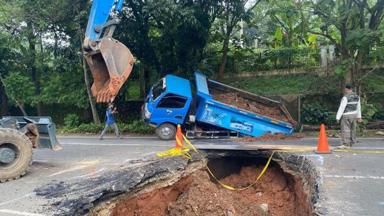 Truk Pemprov DKI Terperosok Jalan Ambles di Lenteng Agung
