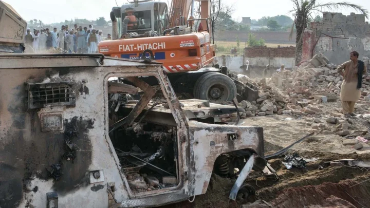 Solving Problems: FOTO: Bom Mobil Guncang Pos Polisi di Pakistan
