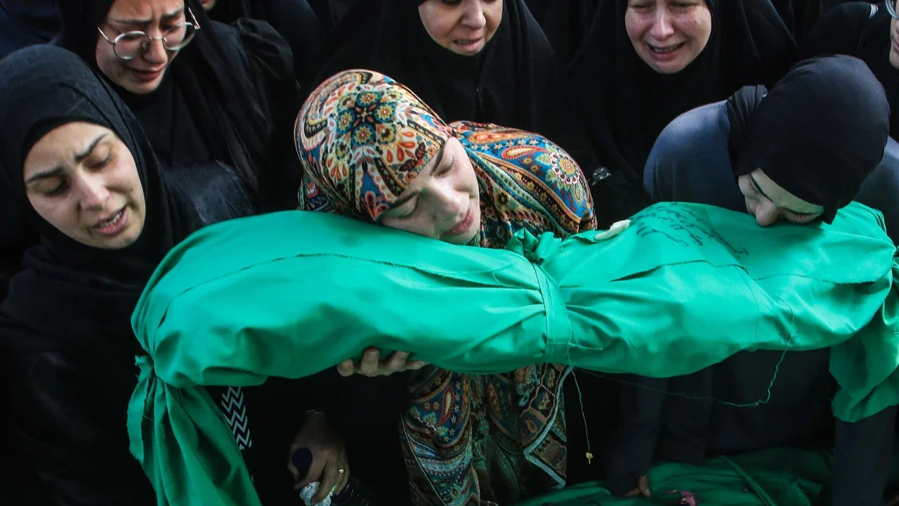 FOTO: Tangis Duka Warga Lebanon Setelah Serangan Israel