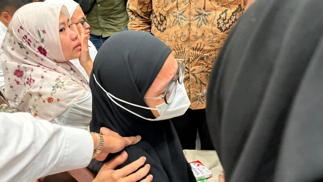 Tangis Istri Eks Konsultan Kemdikbud Ristek Ibrahim Syarief Pecah Usai Suami Divonis 4 Tahun Penjara