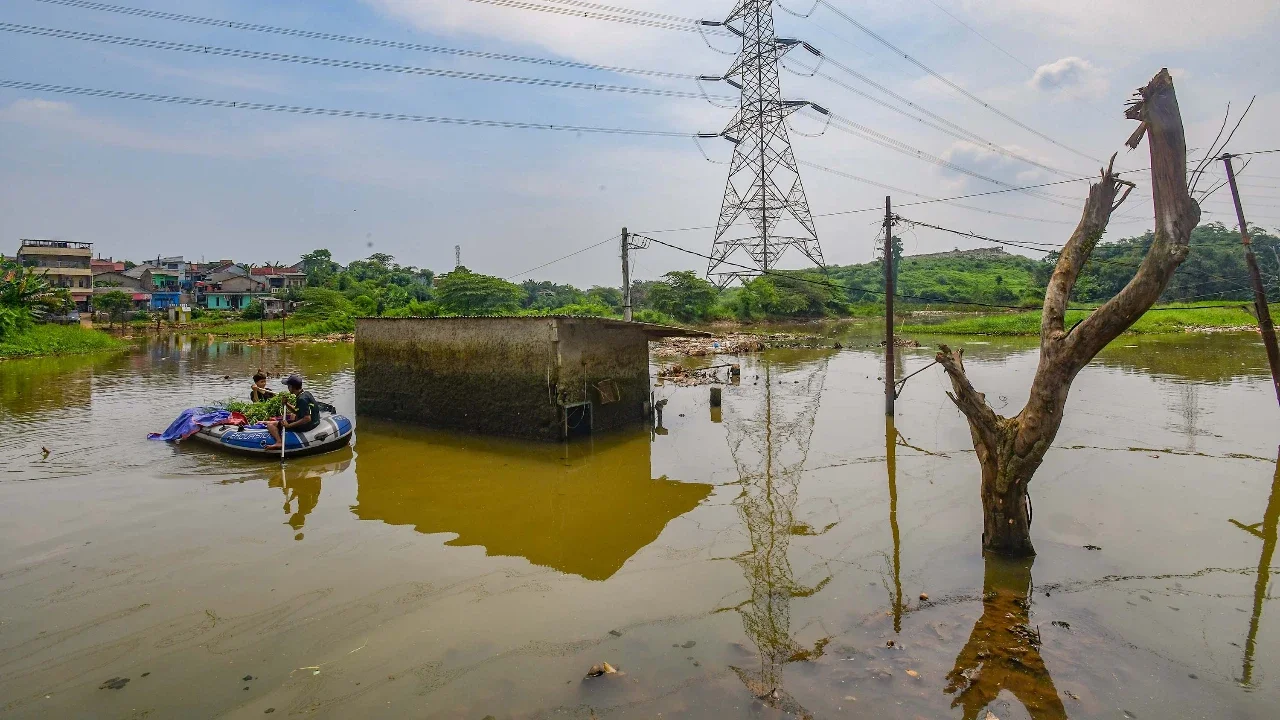 FOTO: Melihat Dampak Longsoran TPA Cipayung Depok di Permukiman Warga
