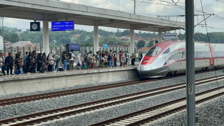 New Policy: 53.000 Tiket Kereta Cepat Whoosh Ludes Terjual Selama Periode Libur Panjang