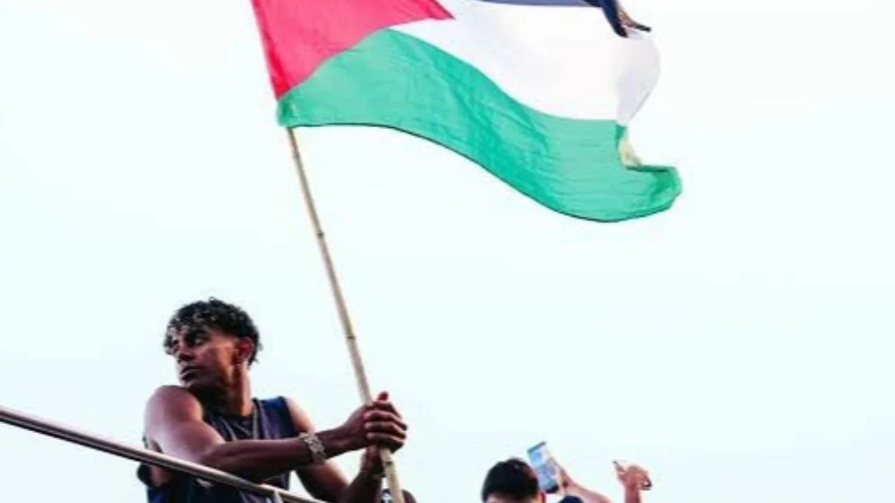 Menteri Israel Kesal Lamine Yamal Kibarkan Bendera Palestina Saat Perayaan Barcelona Juara