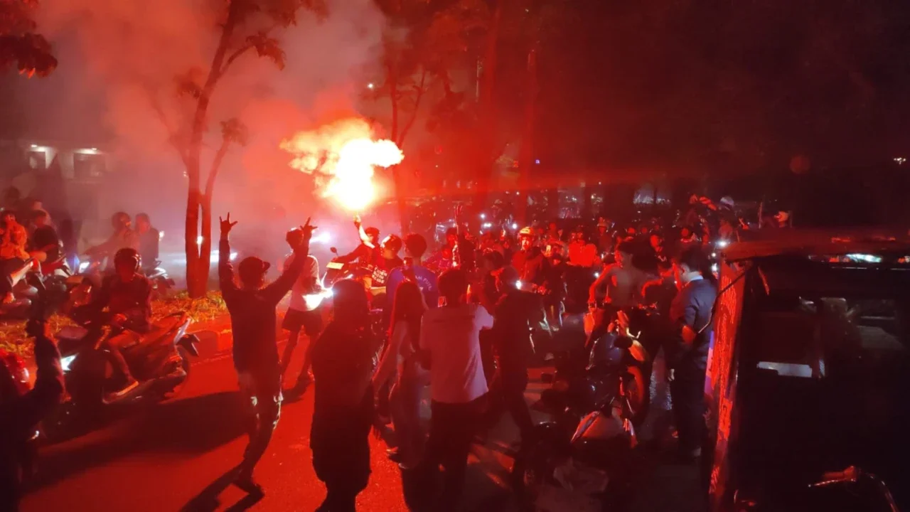 Official Announcement: Makin Dekat dengan Gelar Juara, Bobotoh Rayakan Kemenangan Persib Atas PSM di Flyover Pasupati