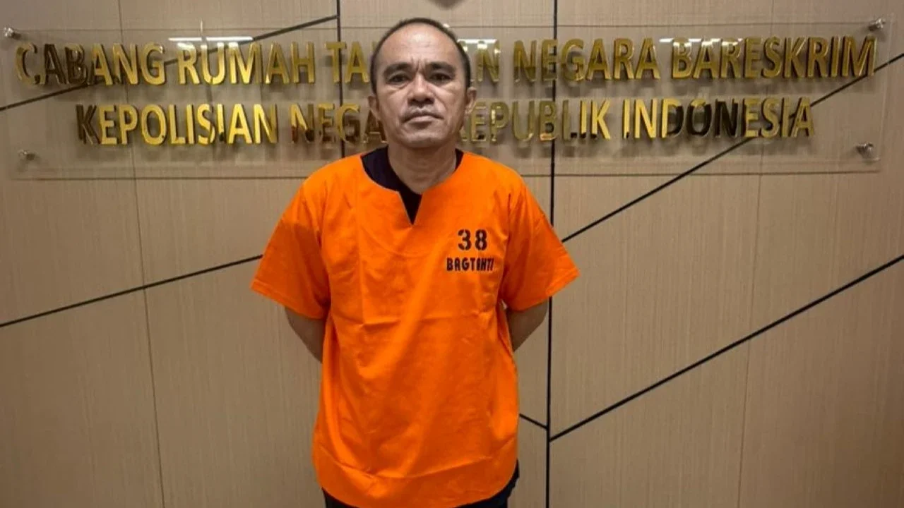 Jadi Tersangka TPPU – Eks Kasat Narkoba Kutai Barat AKP Deky Ditahan Bareskrim Usai Diperiksa