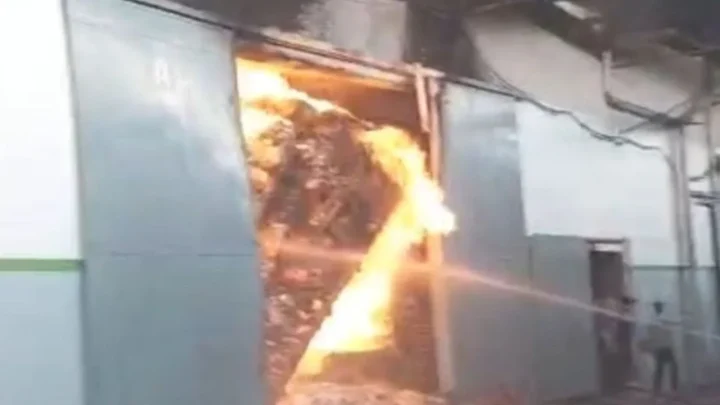 Important Visit: Kebakaran Gudang Plastik di Jakbar, Sudin Gulkarmat Terjunkan Alat Berat