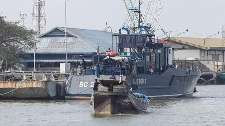 Main Agenda: FOTO: TNI AL dan Bea Cukai Gagalkan Pengiriman Ballpress Ilegal di Perairan Sumut