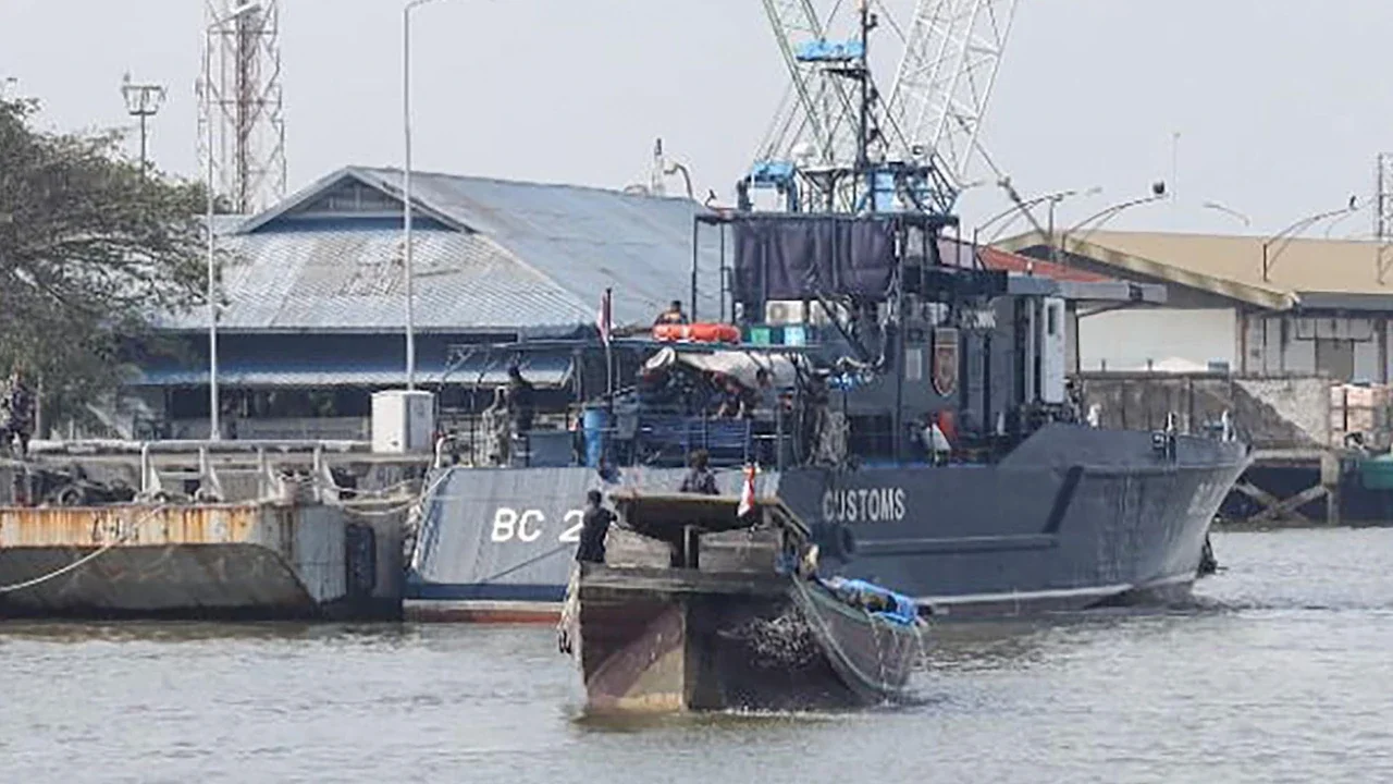 Main Agenda: FOTO: TNI AL dan Bea Cukai Gagalkan Pengiriman Ballpress Ilegal di Perairan Sumut