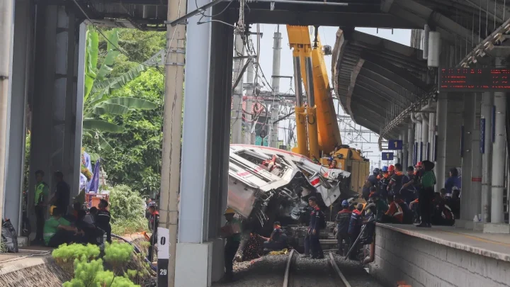 Key Discussion: Menhub Soal Kecelakaan Kereta di Bekasi Timur, KRL Sempat Berhenti karena Kerumunan Warga