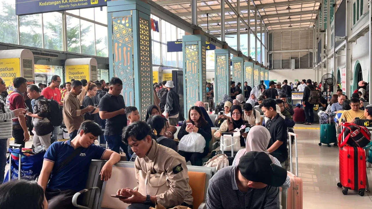 Imbas Gangguan Operasional KA, Penumpang Telantar Berjam-jam di Stasiun Pasar Senen