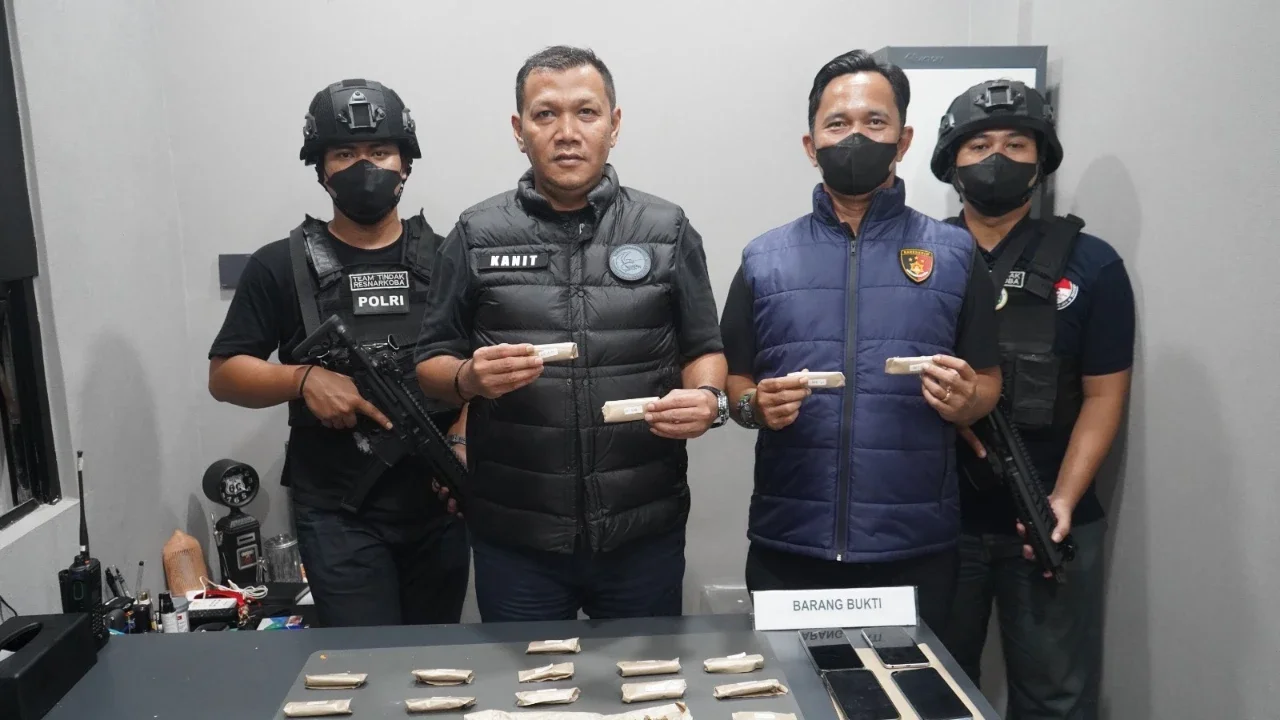 Modus Unik! Ganja Disamarkan di Pakan Ikan, Dua Pria Dibekuk Polisi